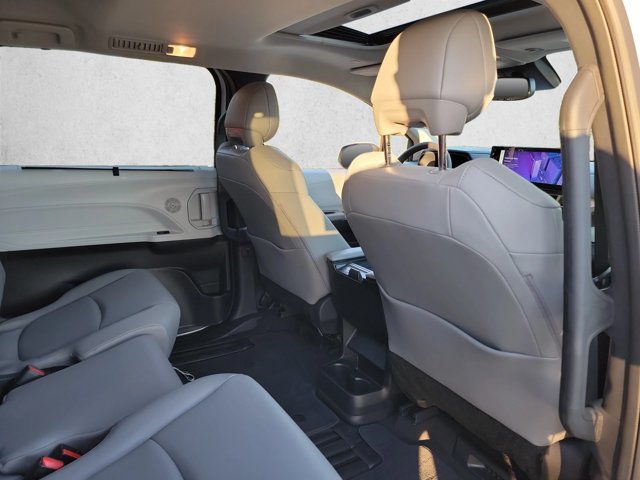Used 2026 Toyota Sienna XLE FWD image 24