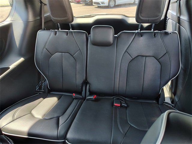 New 2026 Chrysler Pacifica Limited w/ Uconnect Theater Family Group image 32