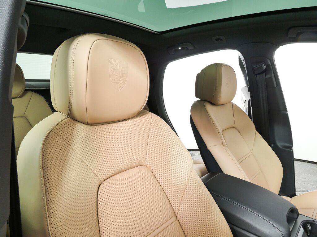 New 2026 Porsche Cayenne Coupe AWD/4WD image 25