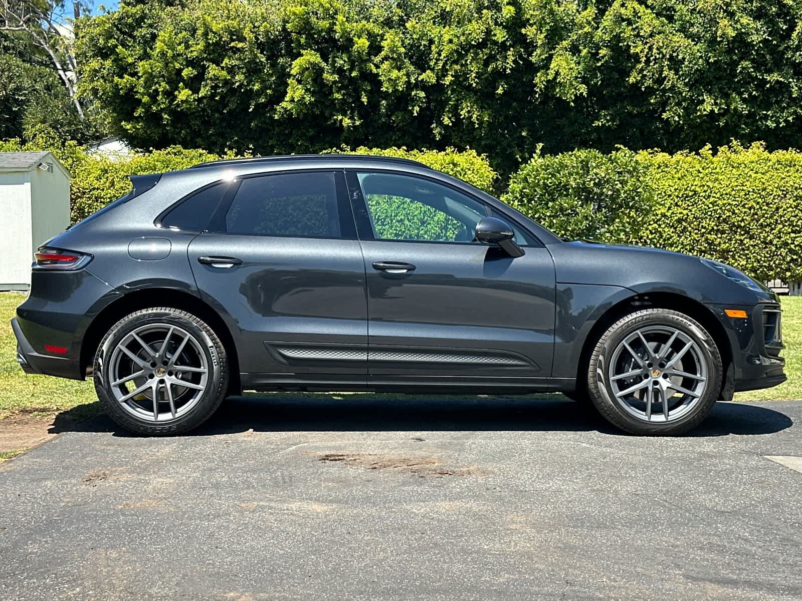 Certified 2025 Porsche Macan AWD/4WD image 9