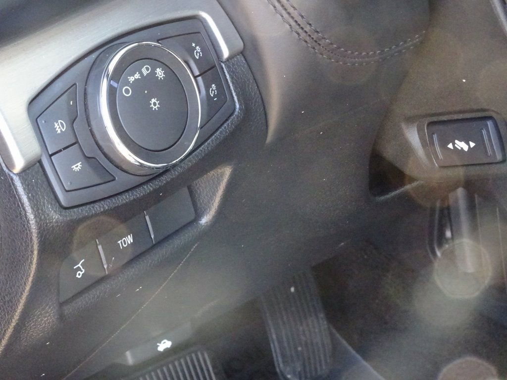 Used 2018 Ford Explorer Platinum image 18