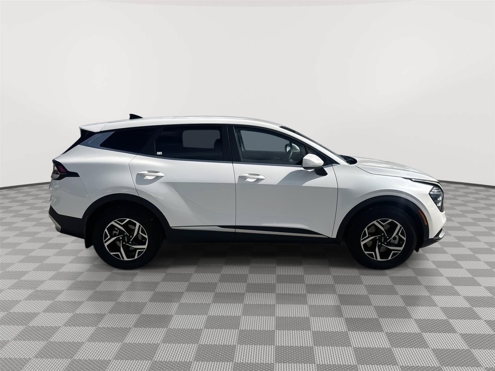 Used 2025 Kia Sportage LX FWD image 4