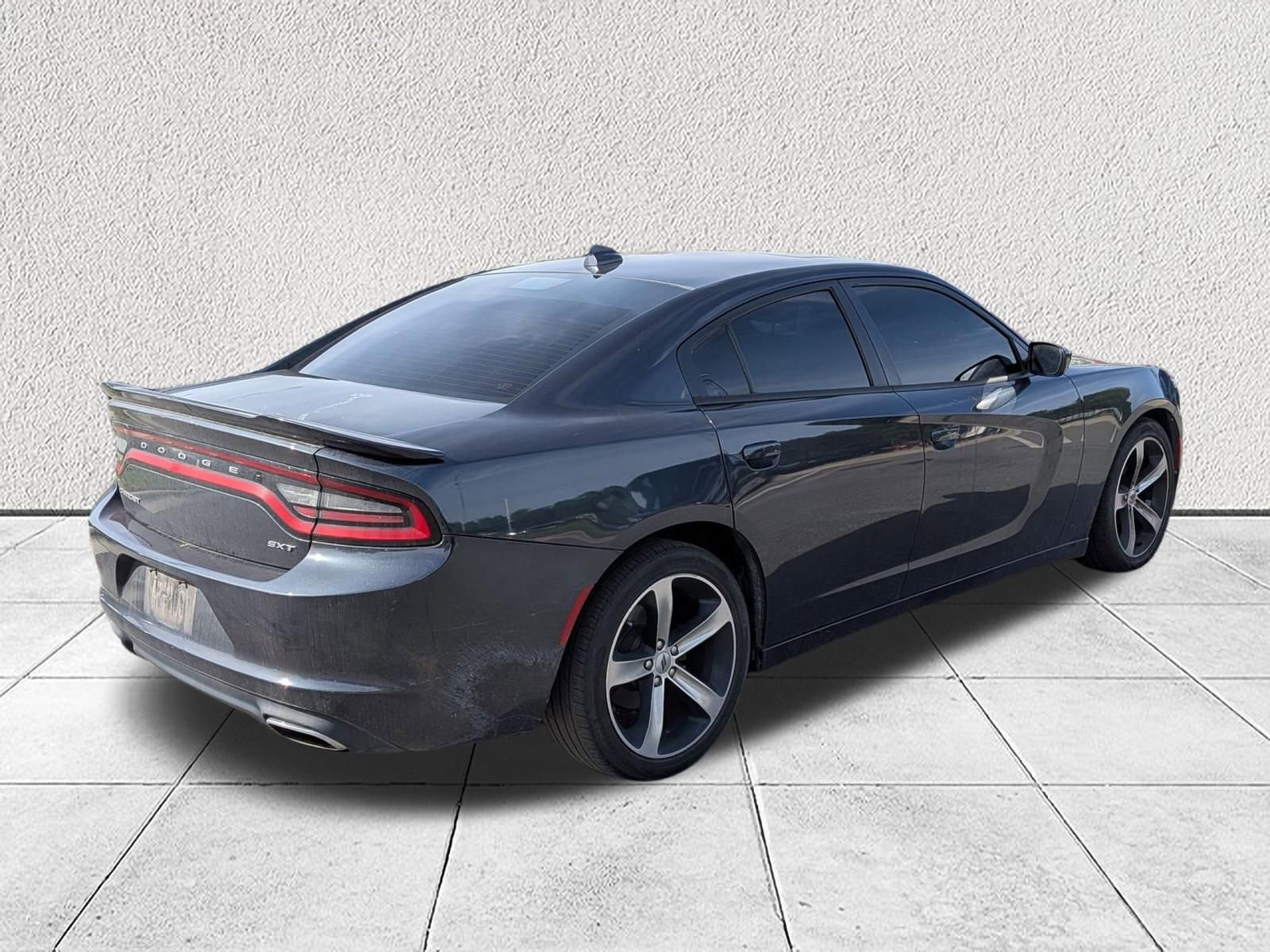 Used 2017 Dodge Charger SXT RWD image 3