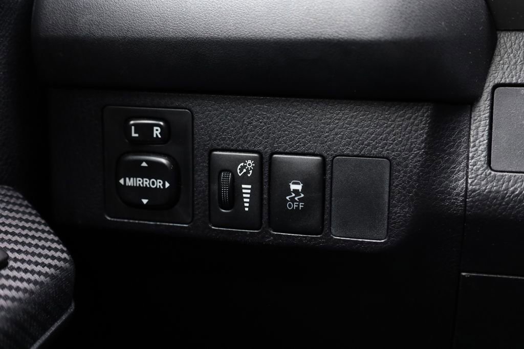 Used 2015 Toyota RAV4 LE image 18