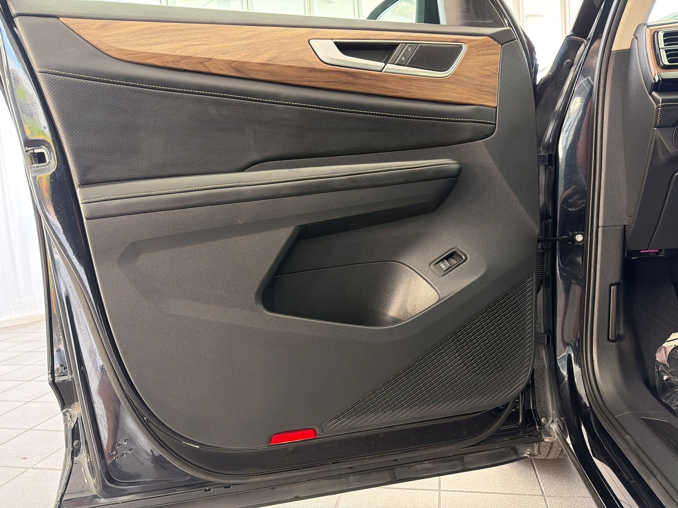 Used 2024 Volkswagen Atlas SE FWD image 14