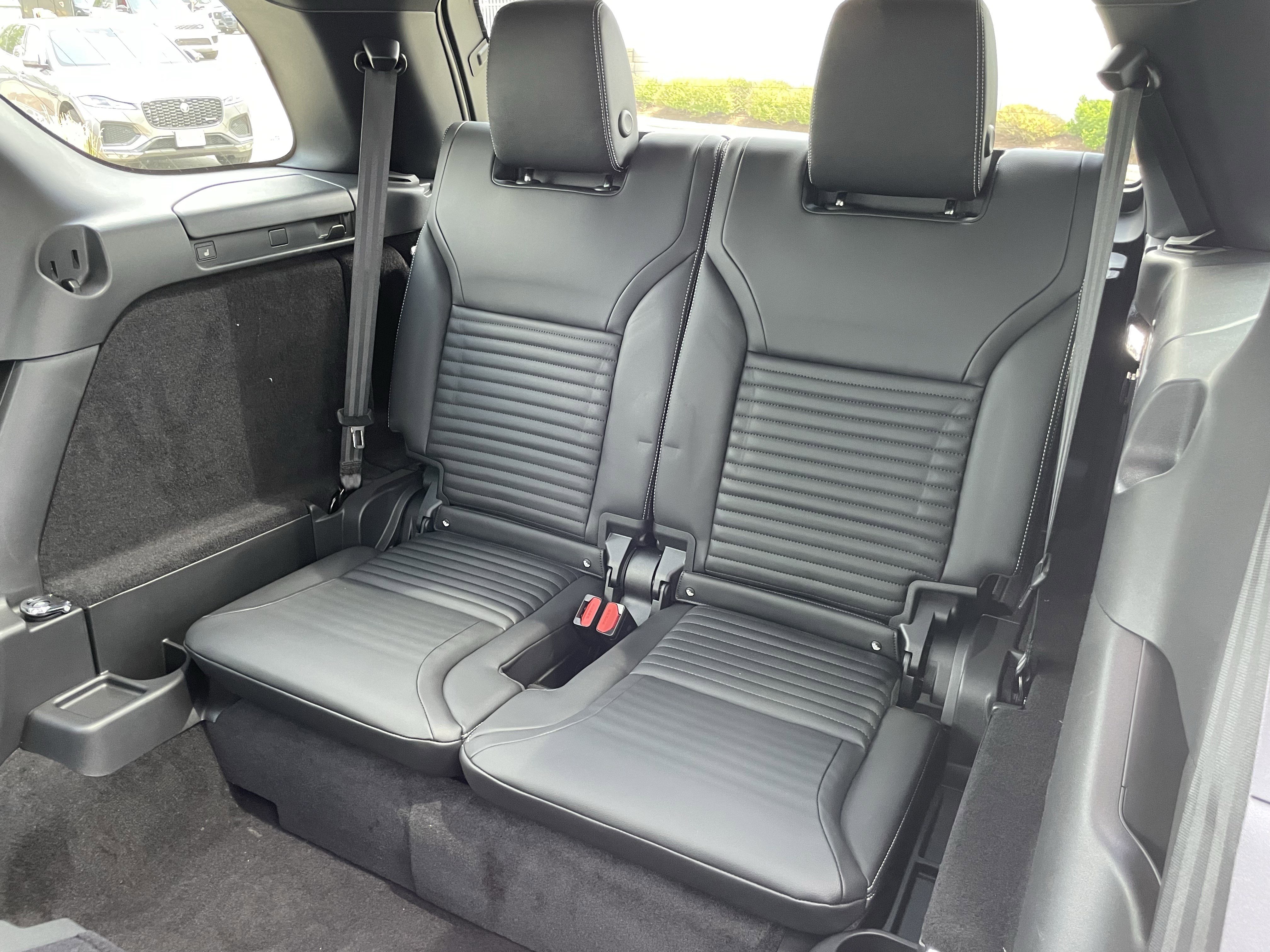 Certified 2024 Land Rover Discovery Dynamic SE image 32