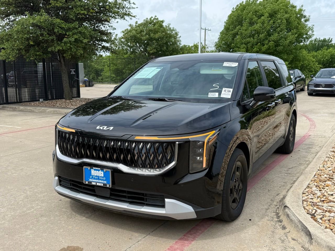 Used 2025 Kia Carnival image 1