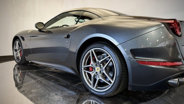 Used 2017 Ferrari California T RWD image 30