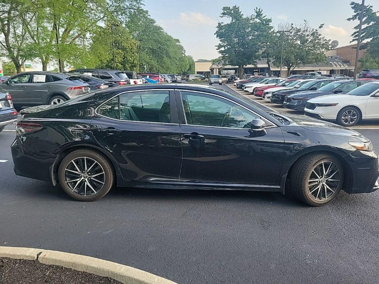 Used 2023 Toyota Camry SE w/ Convenience Package FWD image 5