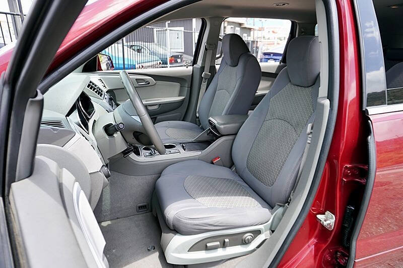 Used 2011 Chevrolet Traverse LT w/ Personal Connectivity Package AWD/4WD image 16