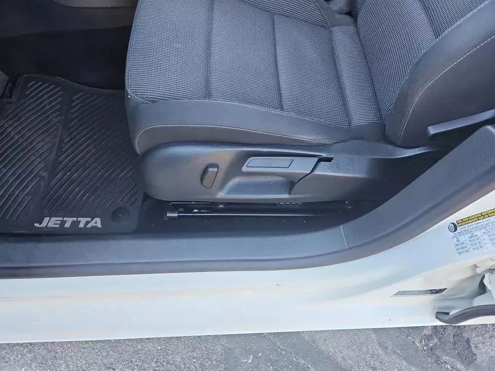 Used 2011 Volkswagen Golf 4-Door image 22