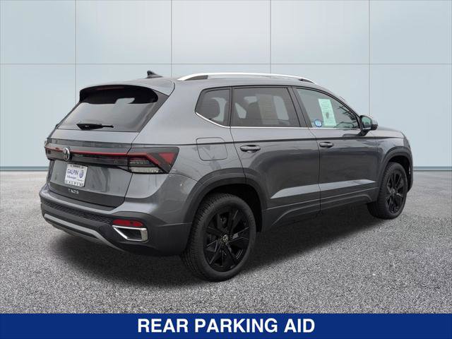 Used 2025 Volkswagen Taos SE w/ Panoramic Sunroof Package FWD image 5