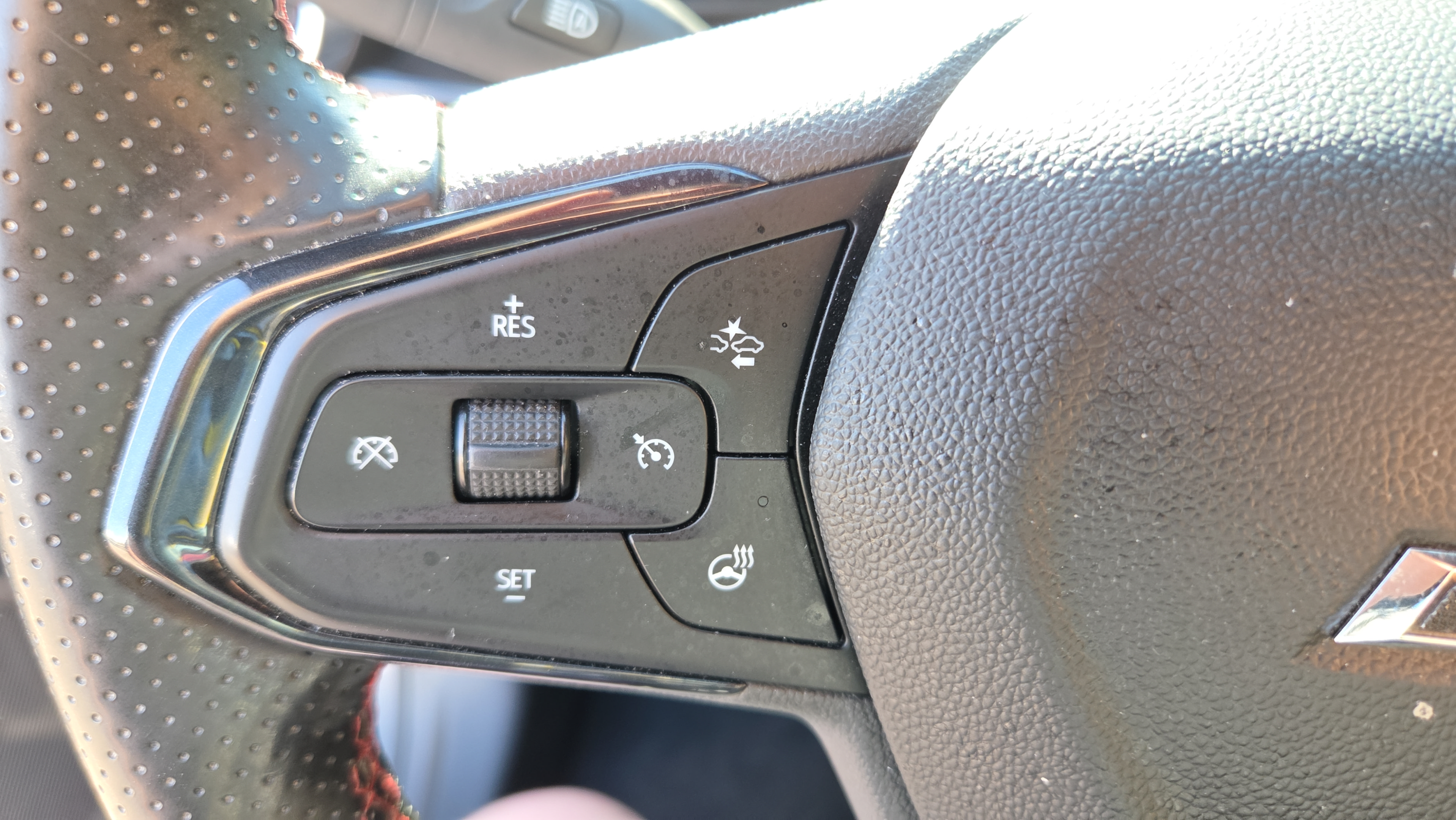 Used 2025 Chevrolet Trax RS FWD image 24
