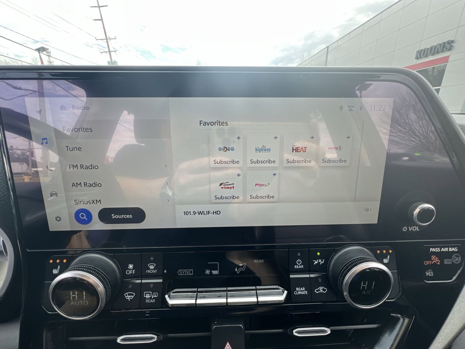 Used 2023 Toyota Highlander XLE image 18