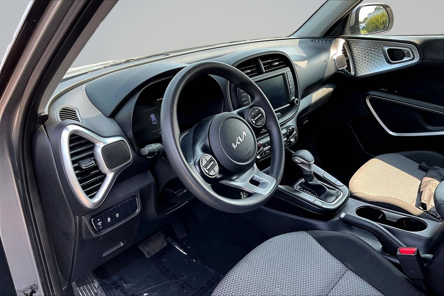 Used 2024 Kia Soul LX w/ Option Group 015 FWD image 16