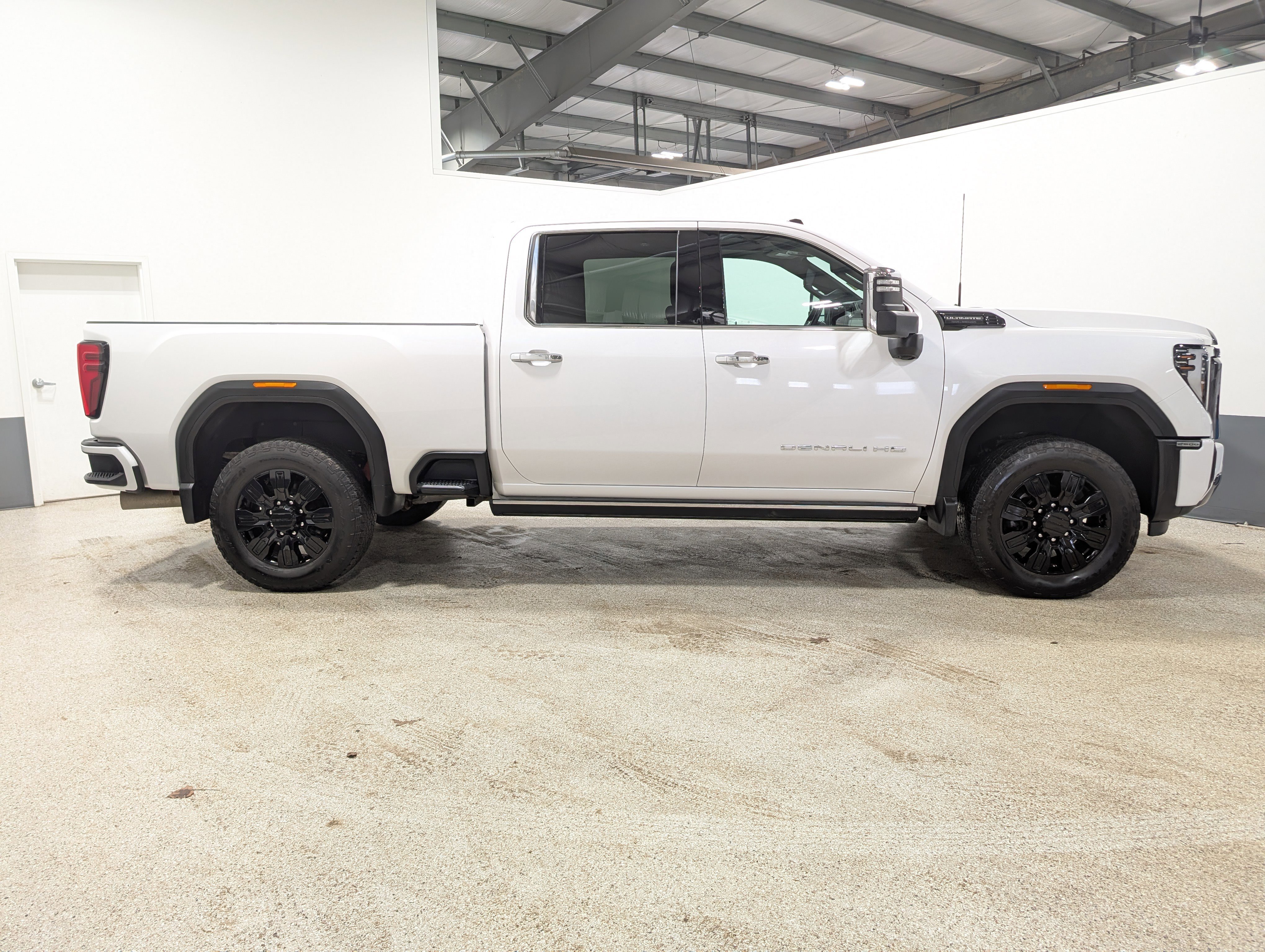 Used 2024 GMC Sierra 2500 Denali Ultimate AWD/4WD image 2