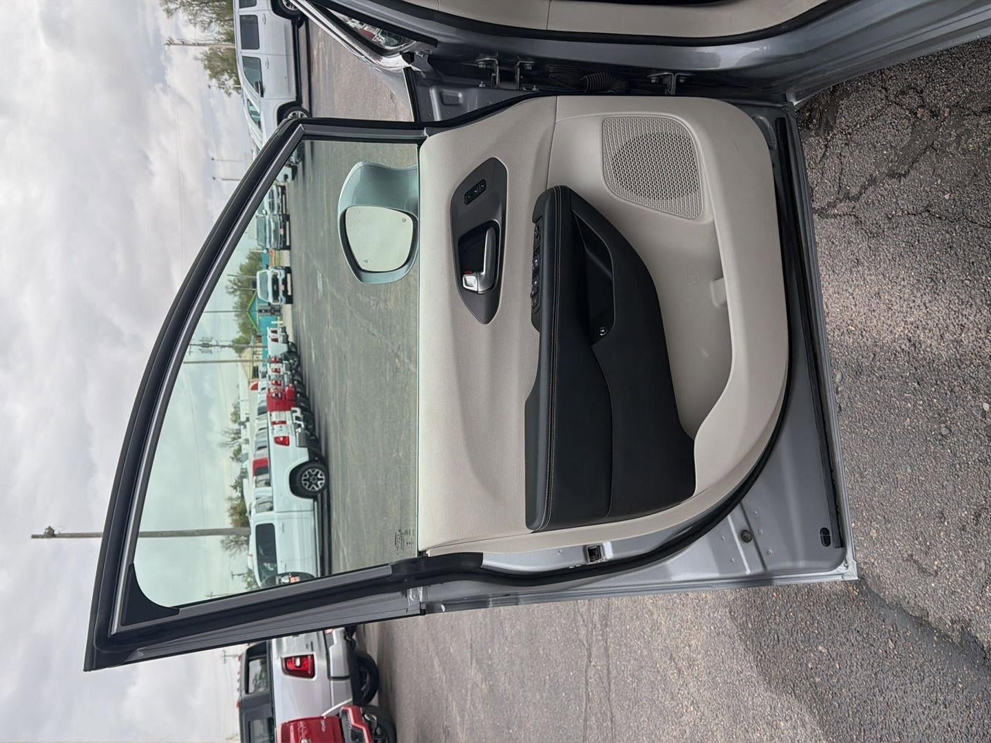 Used 2021 Chrysler Pacifica Touring-L FWD image 13