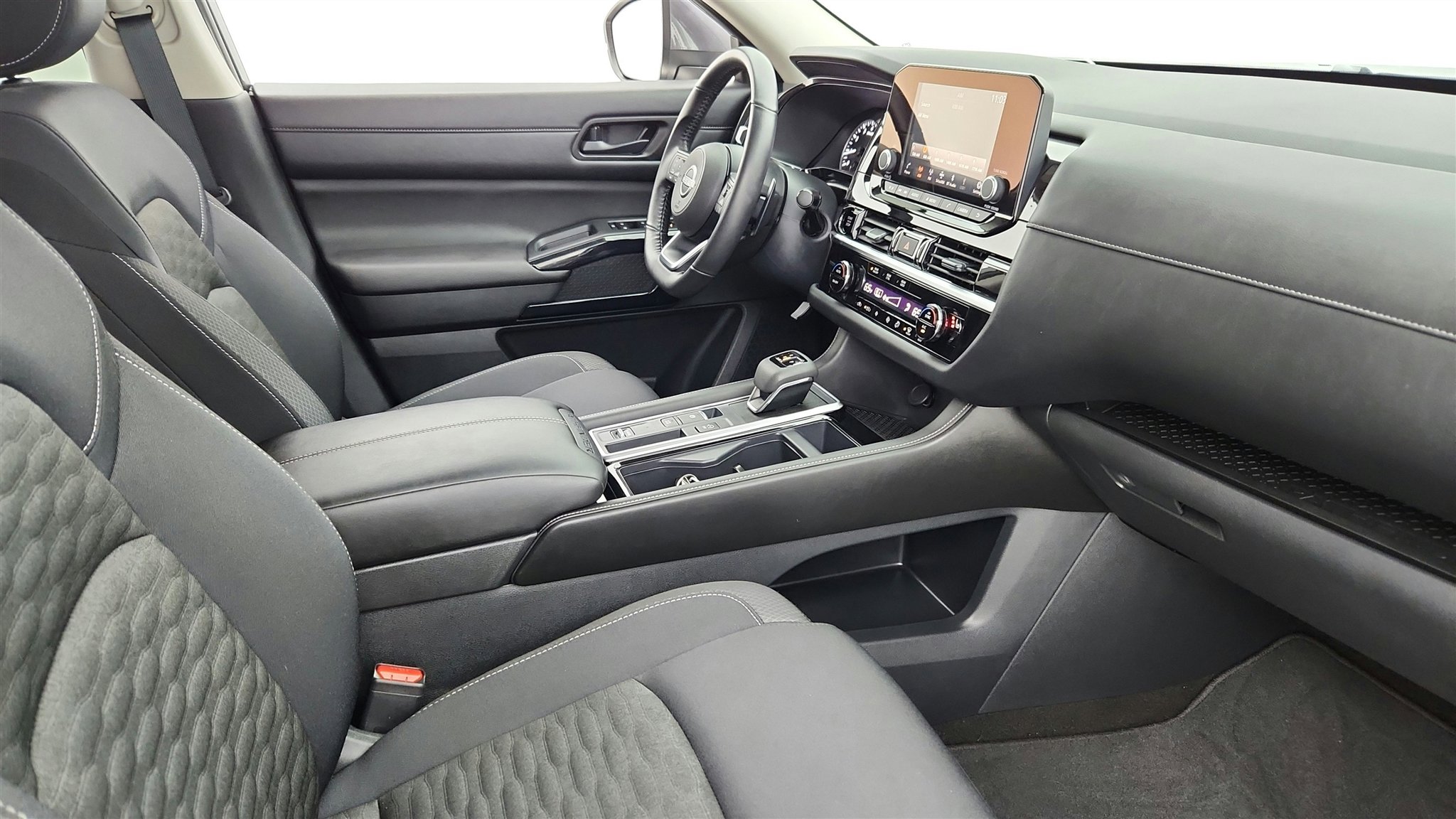 Used 2025 Nissan Pathfinder SV image 40