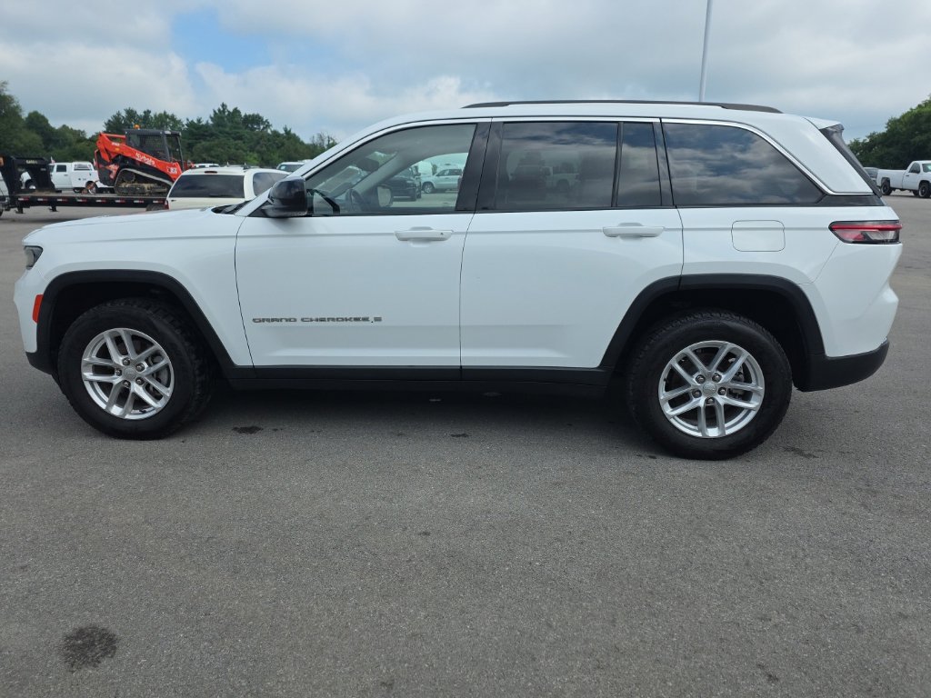 Used 2022 Jeep Grand Cherokee Laredo AWD/4WD image 8
