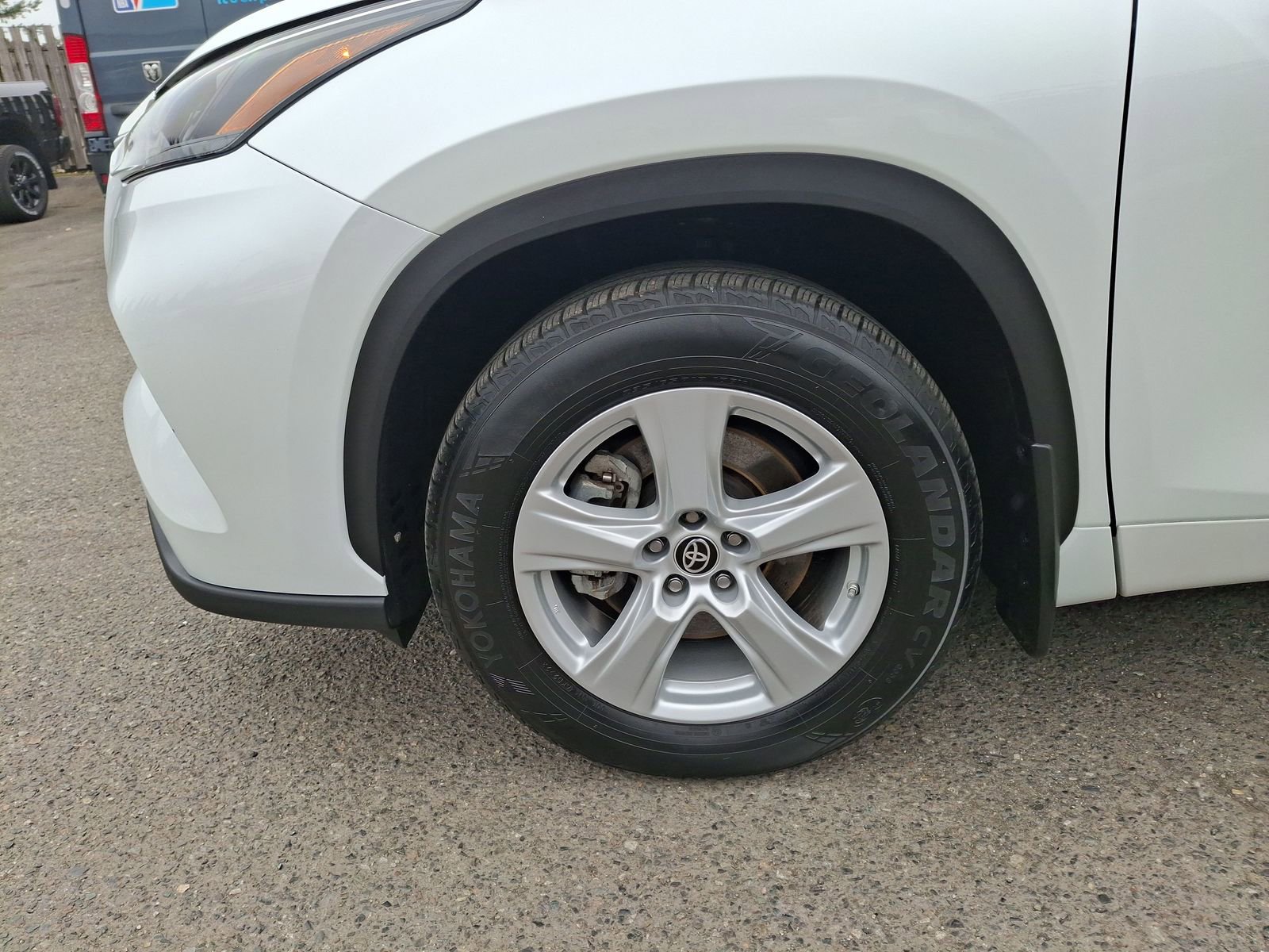 Used 2022 Toyota Highlander LE AWD/4WD image 27