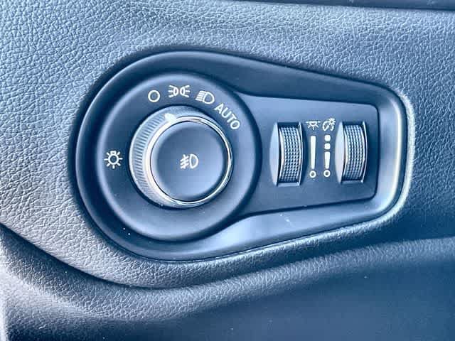 Used 2016 Jeep Renegade Trailhawk w/ Premium Trailhawk Package AWD/4WD image 29