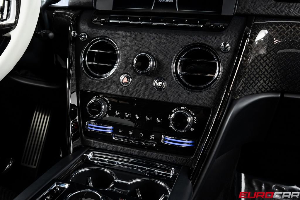 Used 2020 Rolls-Royce Cullinan Black Badge image 29
