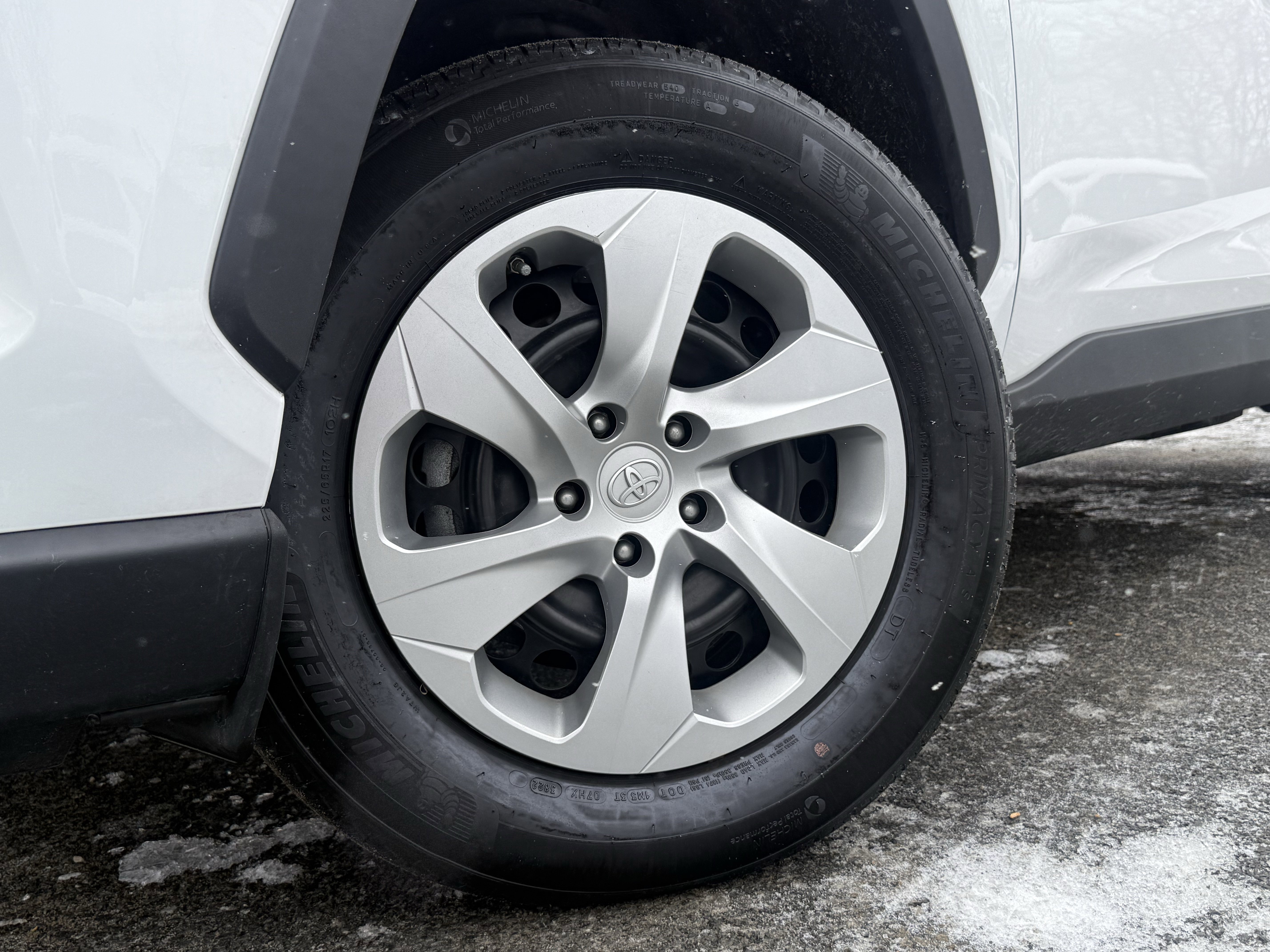 Used 2022 Toyota RAV4 LE image 4