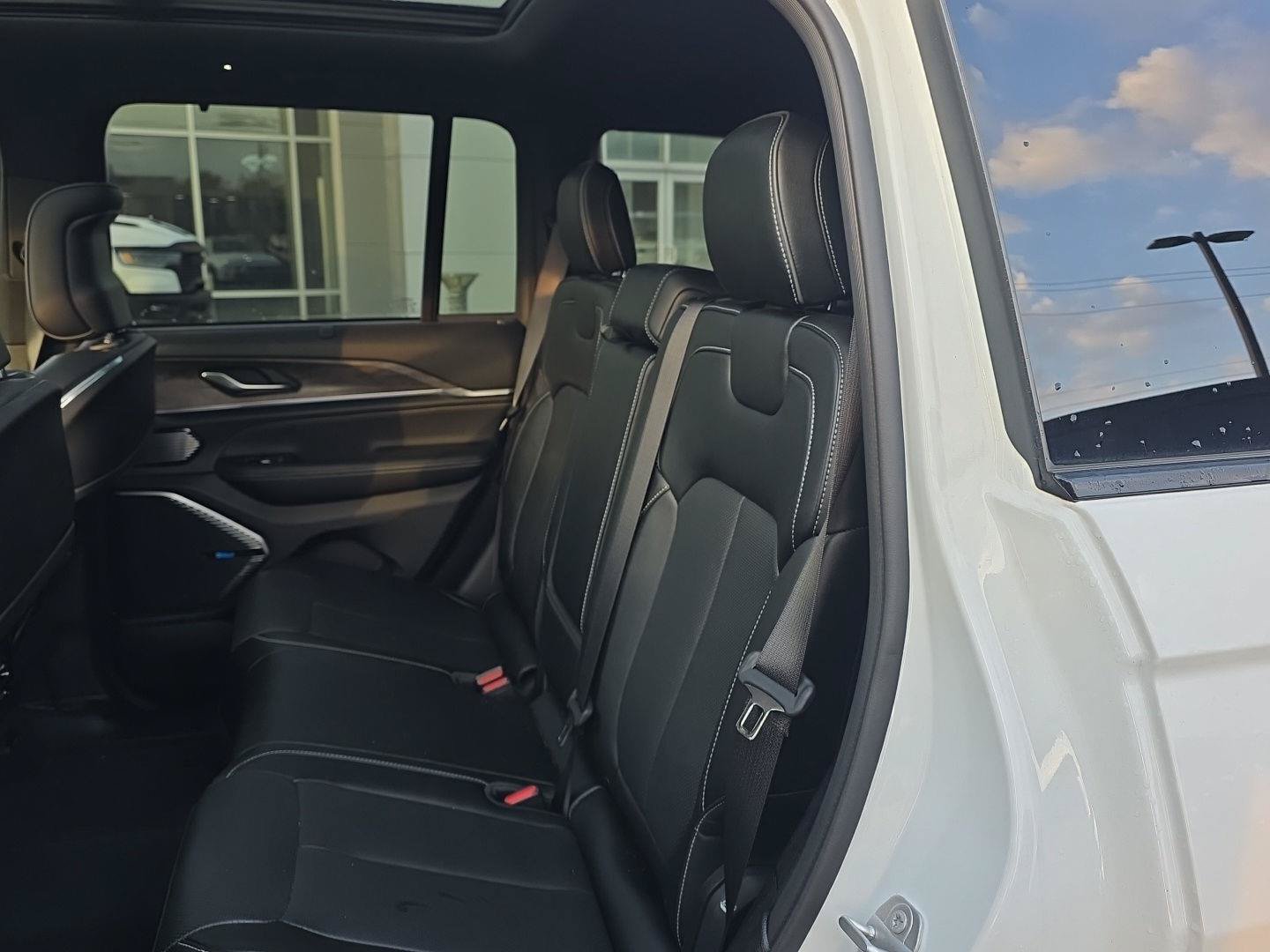 Used 2023 Jeep Grand Cherokee Overland w/ Luxury Tech Group IV AWD/4WD image 16