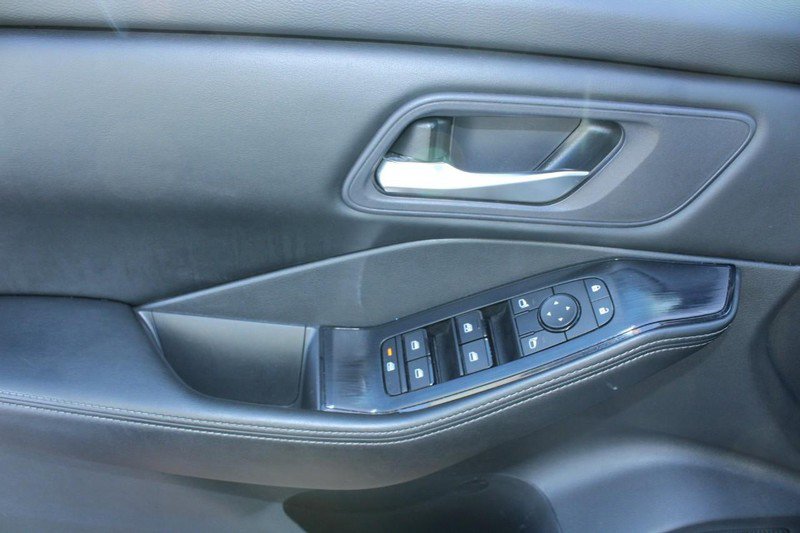 Used 2024 Nissan Rogue SV image 10