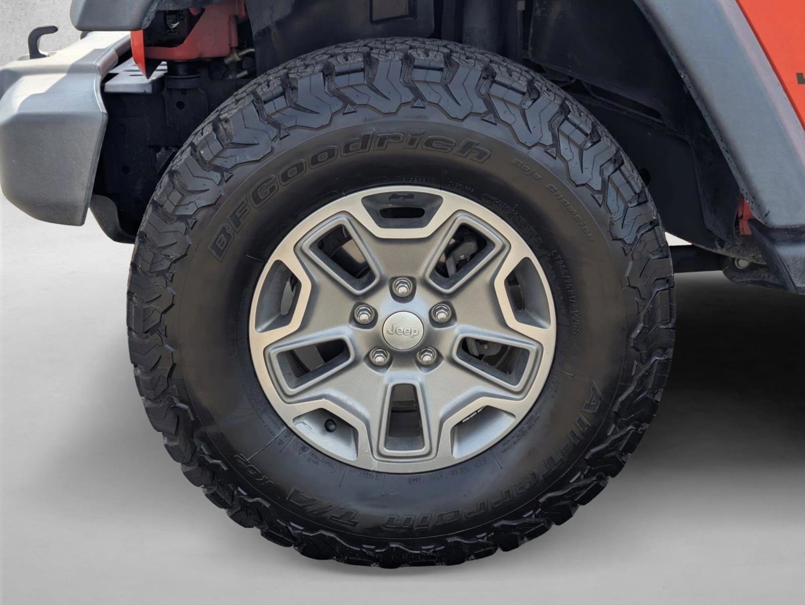 Used 2015 Jeep Wrangler Unlimited Rubicon w/ Connectivity Group AWD/4WD image 22