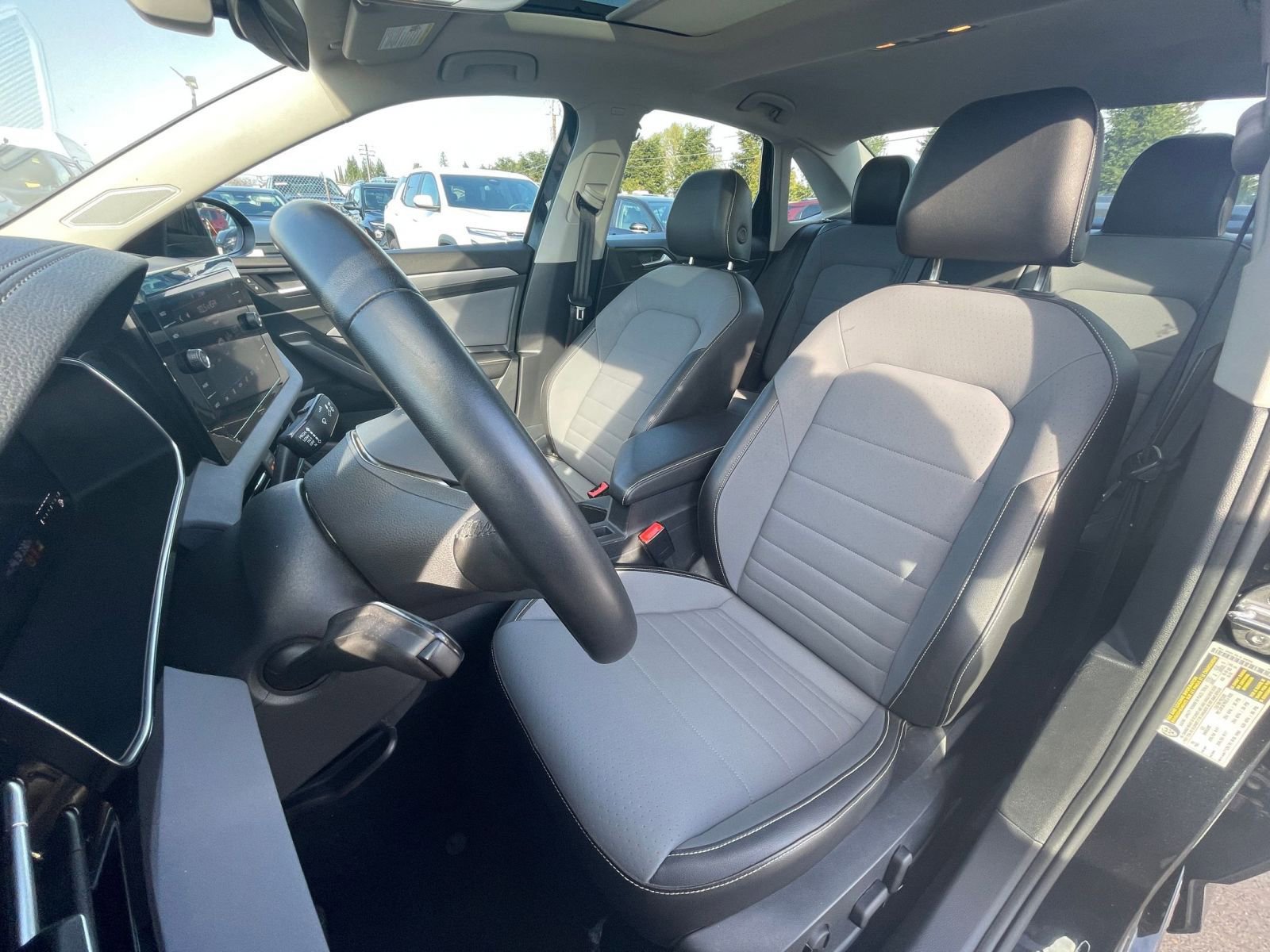 Used 2025 Volkswagen Jetta SE image 32