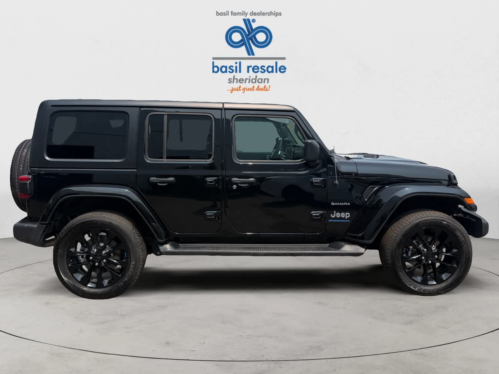 Used 2023 Jeep Wrangler Unlimited Sahara w/ Dual Top Group AWD/4WD image 7