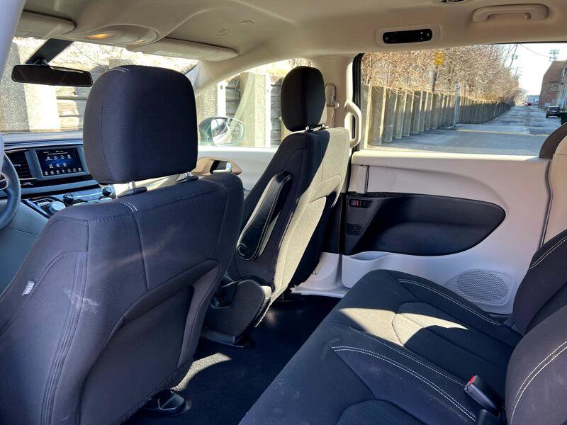 Used 2020 Chrysler Voyager L image 27
