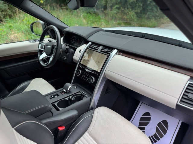 Used 2024 Land Rover Discovery Dynamic SE AWD/4WD image 19