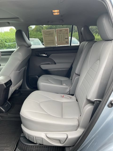 Used 2021 Toyota Highlander XLE AWD/4WD image 16