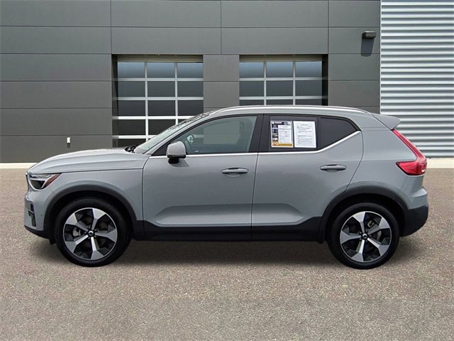 Used 2025 Volvo XC40 B5 Plus image 4