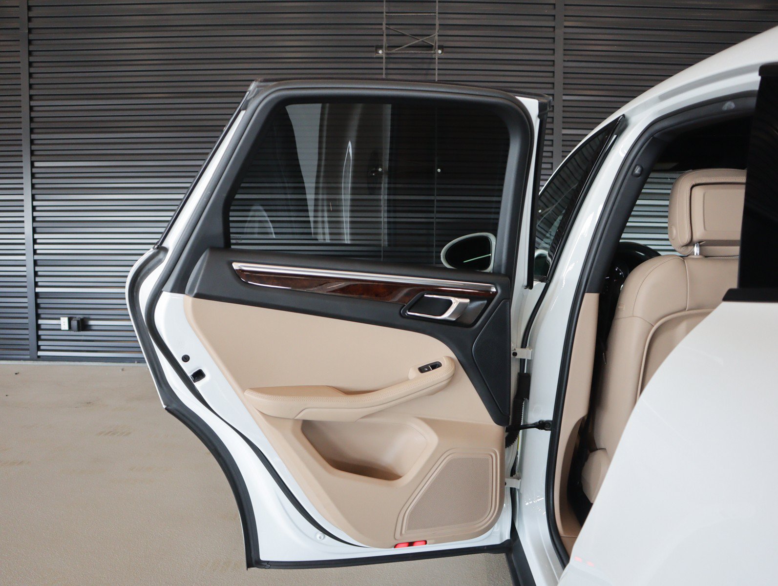 Certified 2023 Porsche Macan AWD/4WD image 27