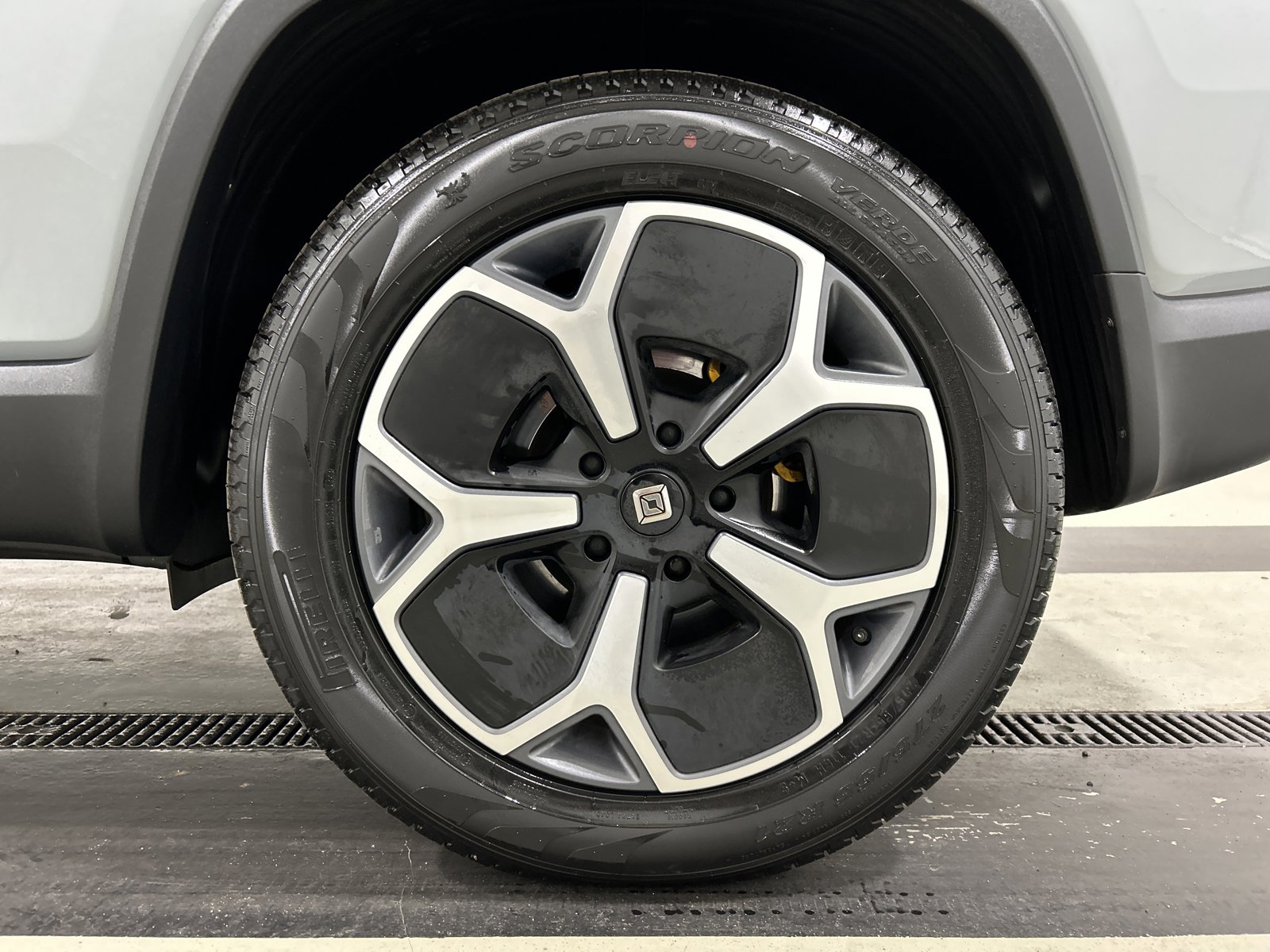 Used 2024 Rivian R1S Adventure AWD/4WD image 10