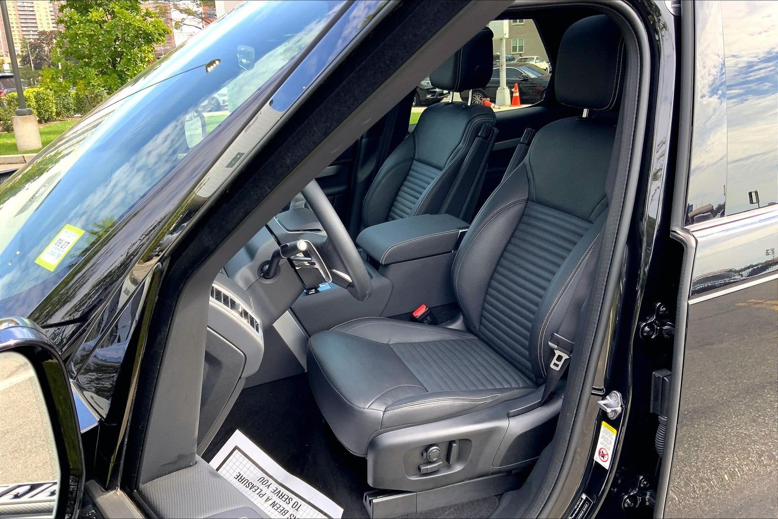 Certified 2025 Land Rover Discovery Dynamic SE AWD/4WD image 7