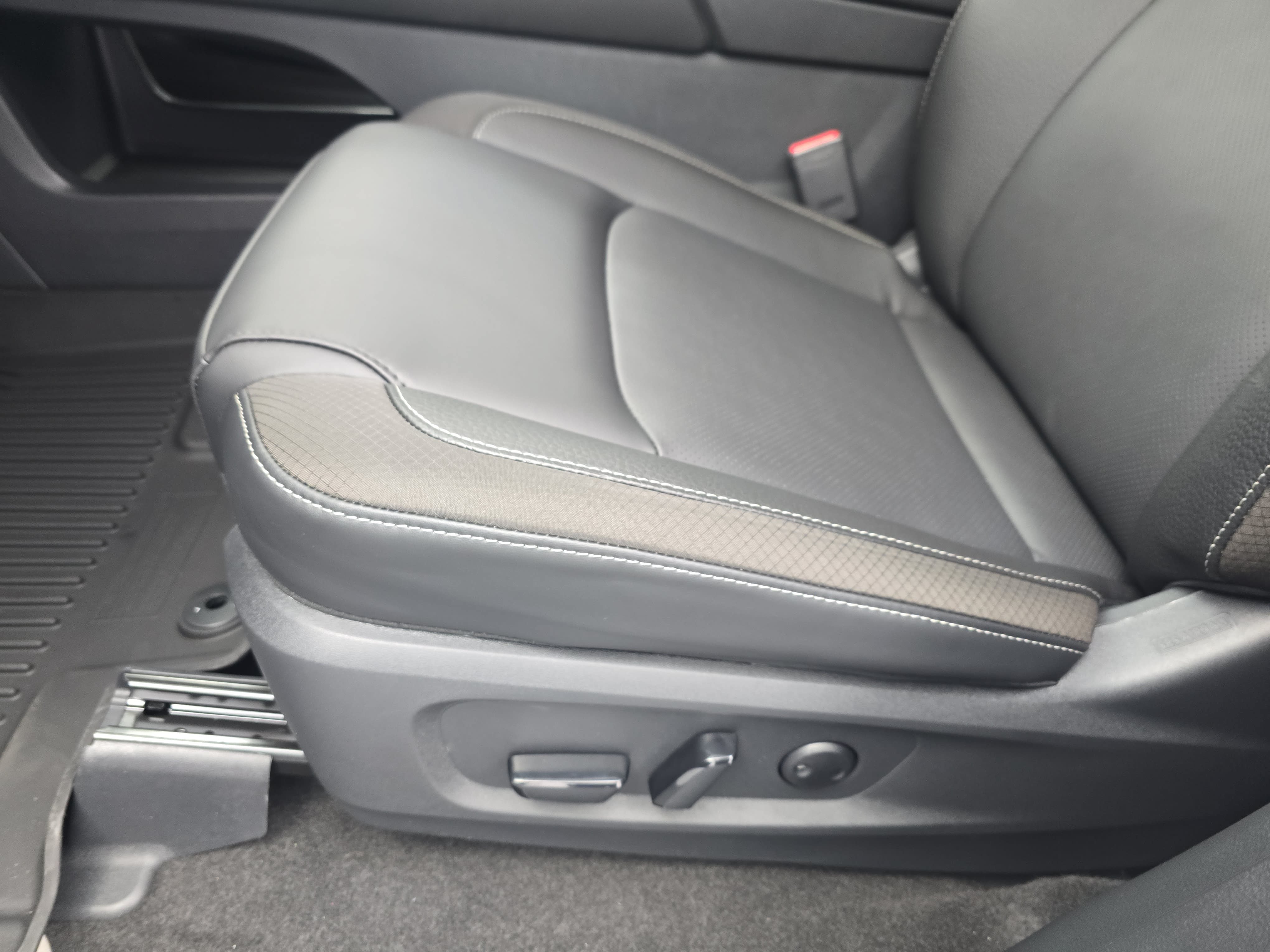 New 2026 Nissan Pathfinder SL FWD image 31
