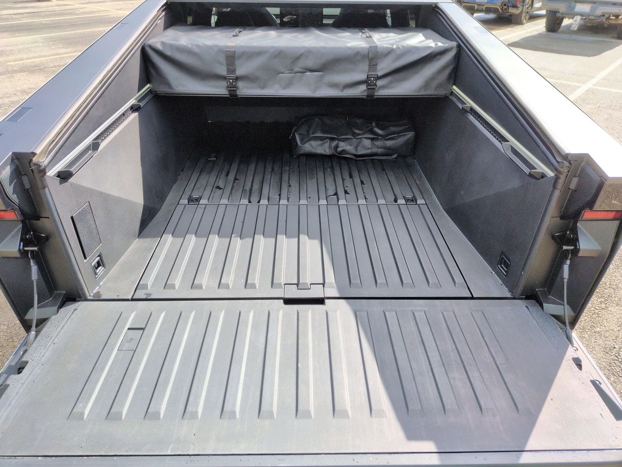 Used 2024 Tesla Cybertruck Cyberbeast AWD/4WD image 32