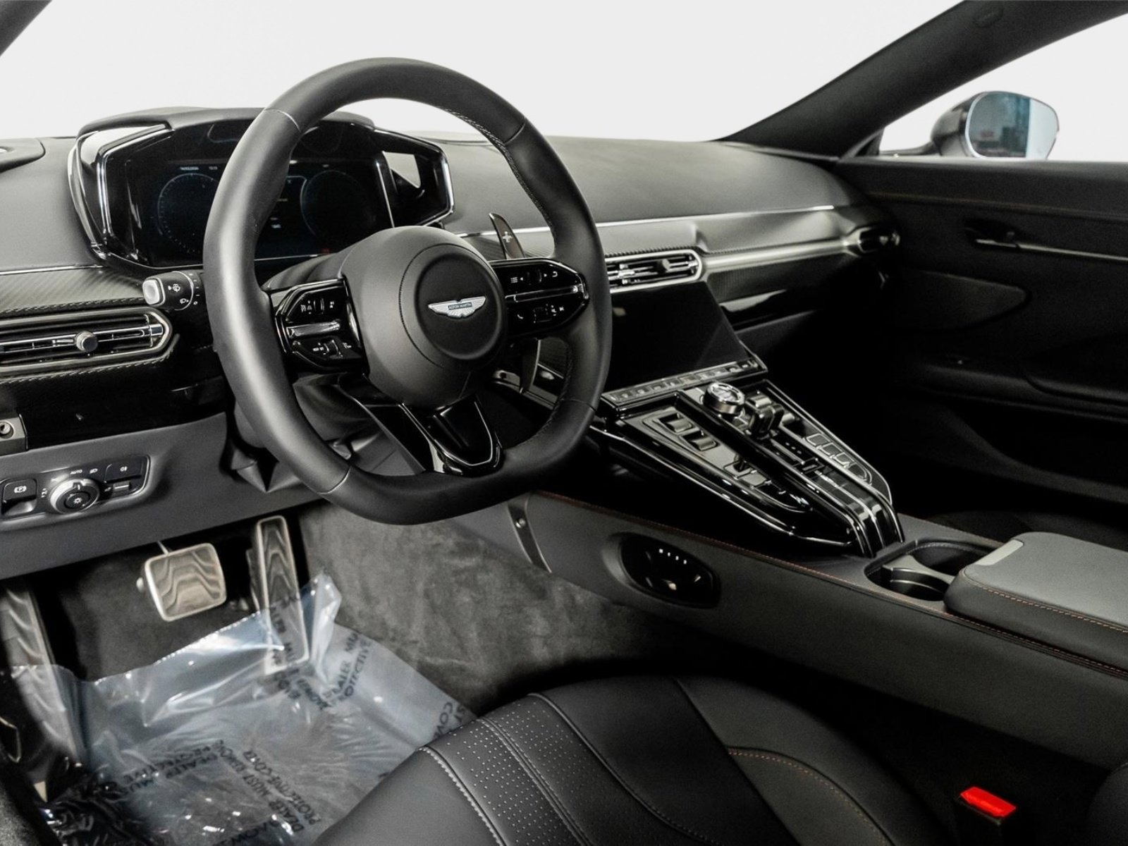 Used 2025 Aston Martin V8 Vantage Coupe RWD image 2