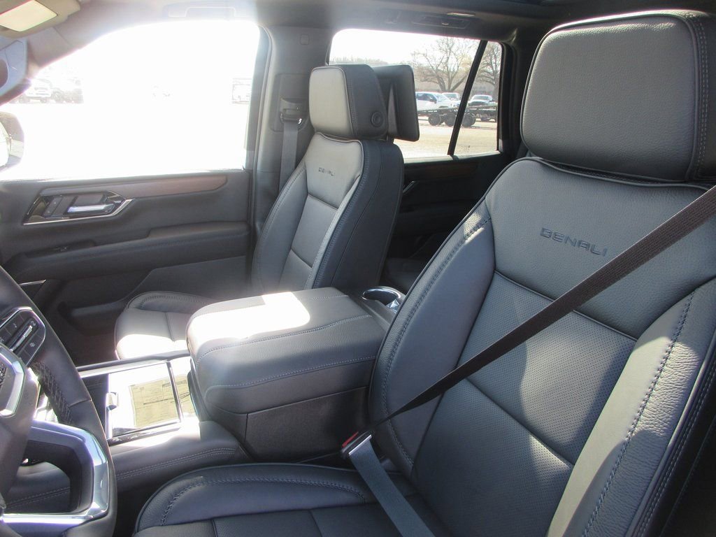 New 2026 GMC Yukon Denali w/ Denali Reserve Package image 13
