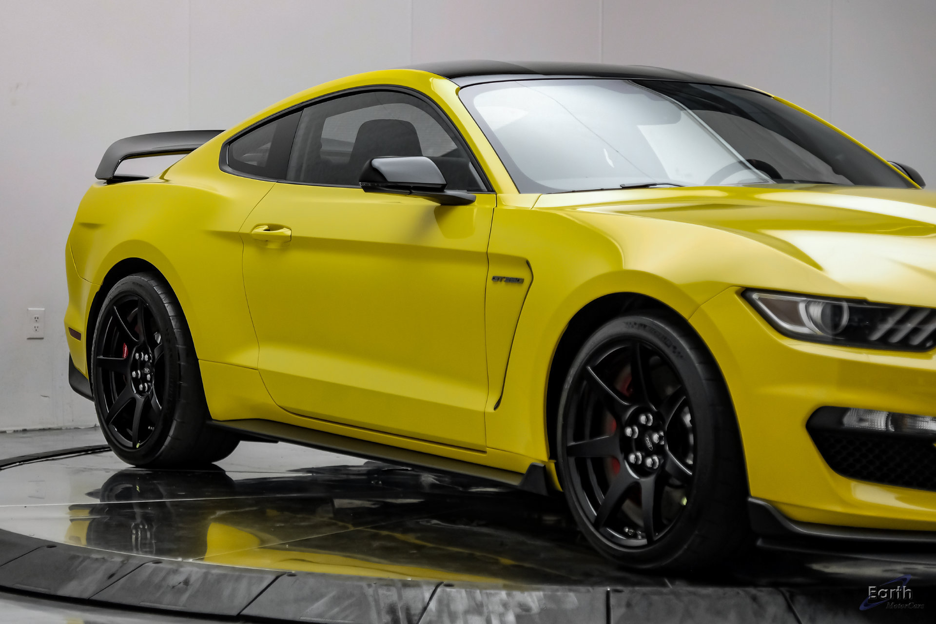 Used 2017 Ford Mustang Shelby GT350R w/ GT350R Equipment Group 920A RWD image 26