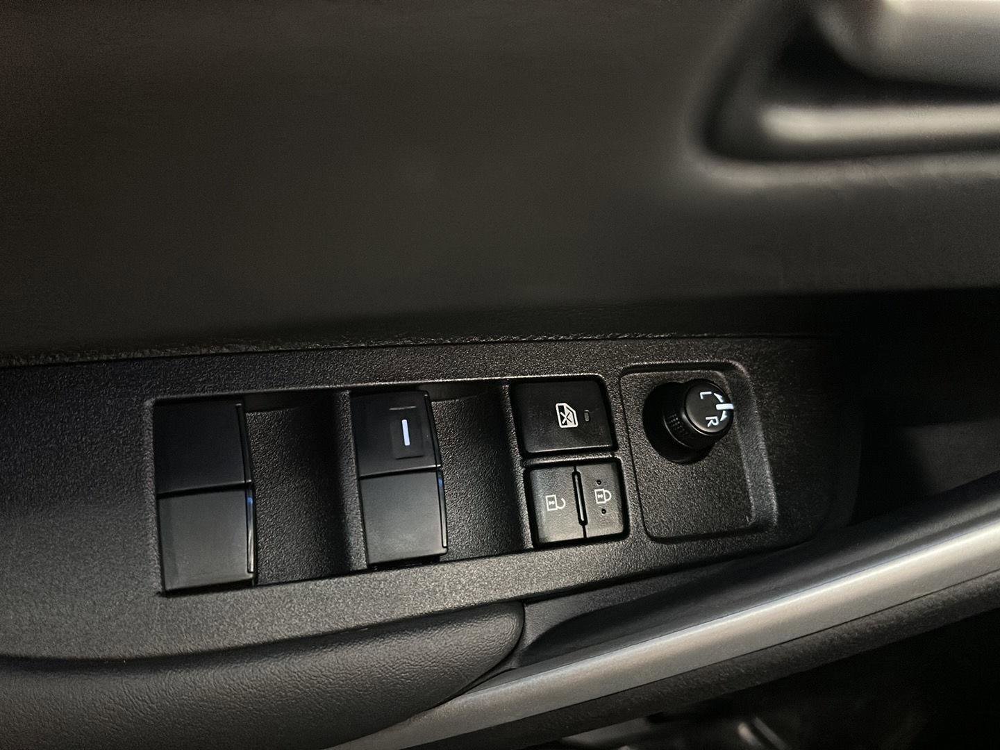 Used 2025 Toyota Corolla Cross XLE w/ Convenience Package image 13