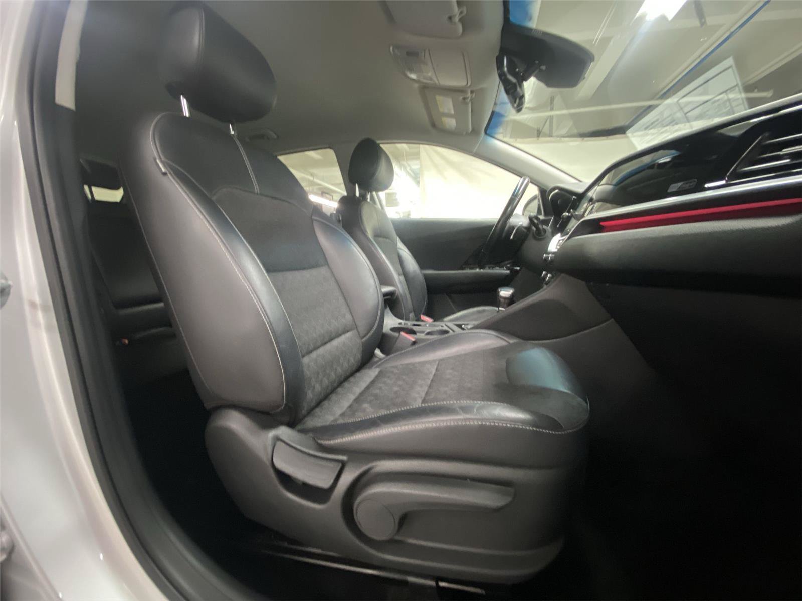 Used 2020 Kia Niro EX FWD image 28