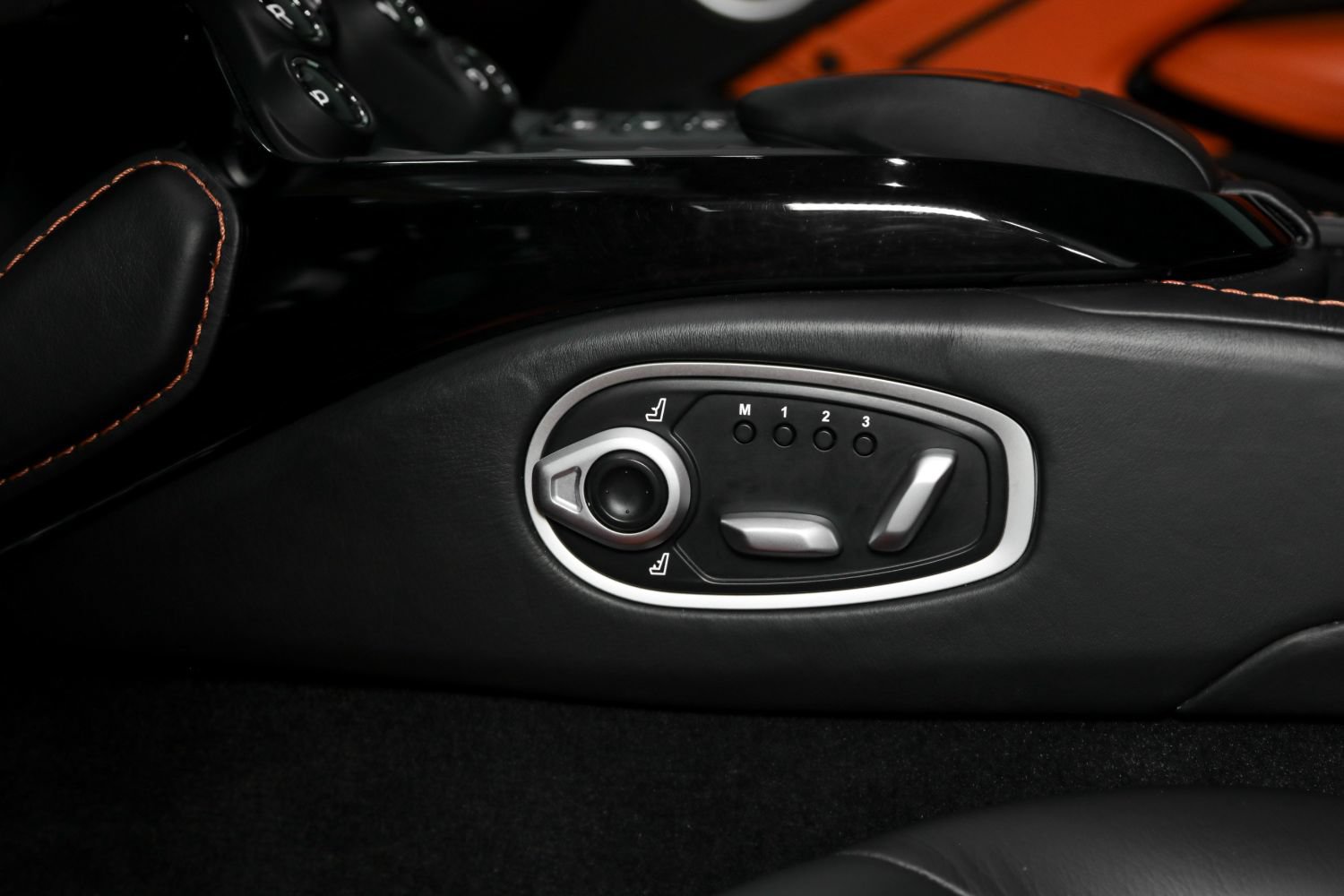 Used 2019 Aston Martin V8 Vantage Coupe RWD image 44