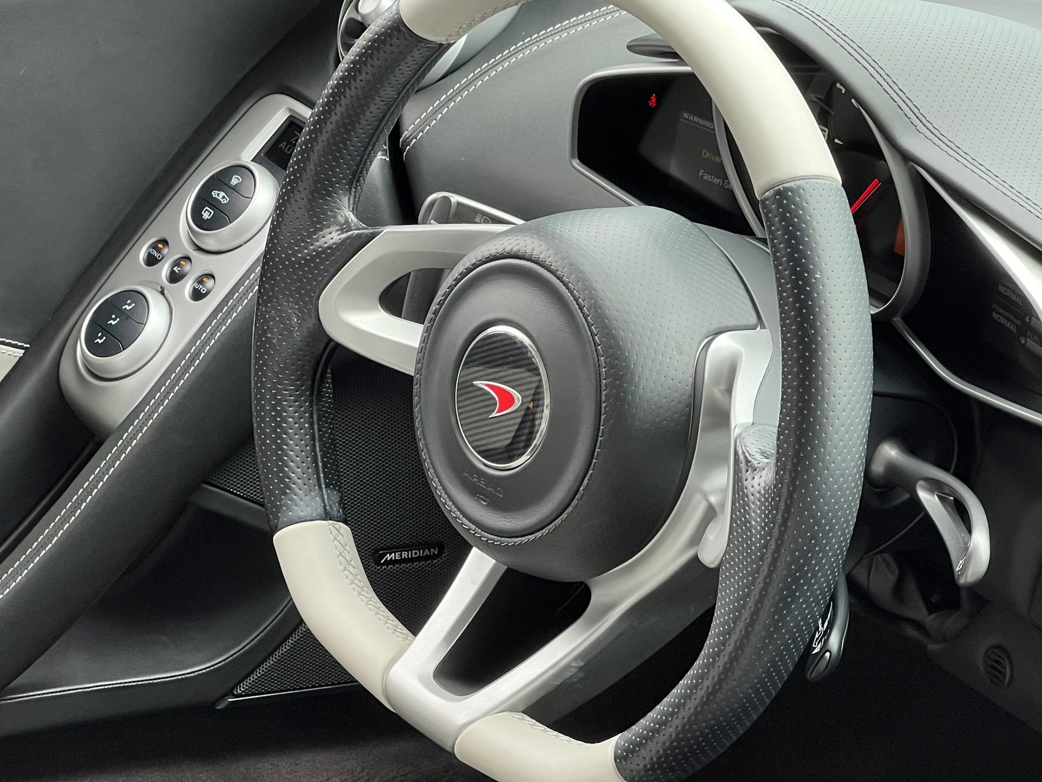 Used 2014 McLaren MP4-12C Spider RWD image 22