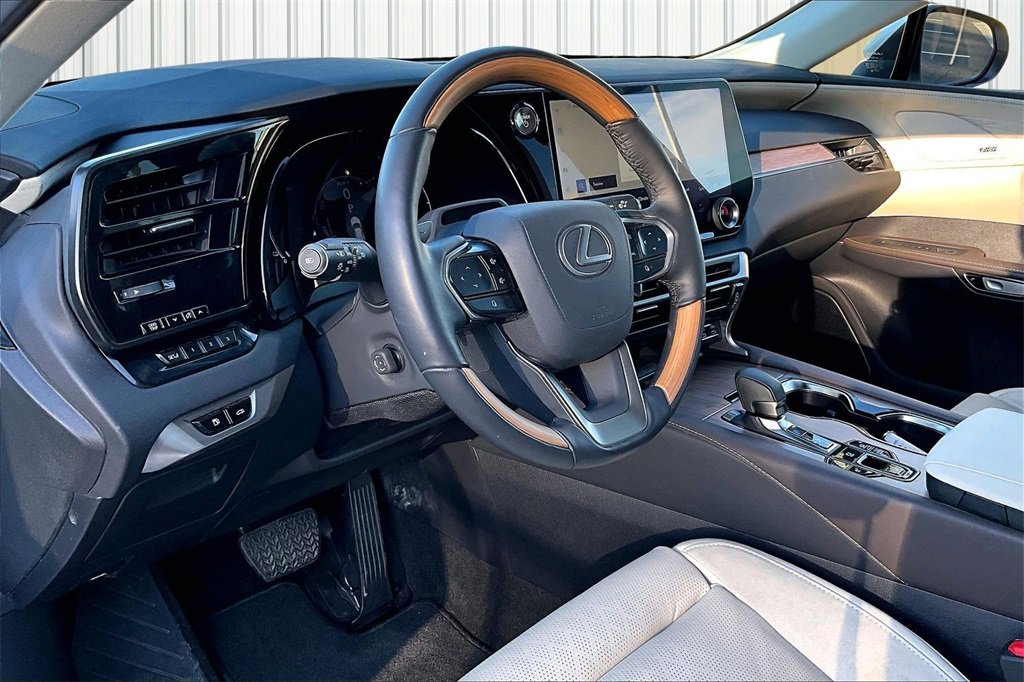 Used 2024 Lexus RX 450h AWD w/ Luxury Package image 4