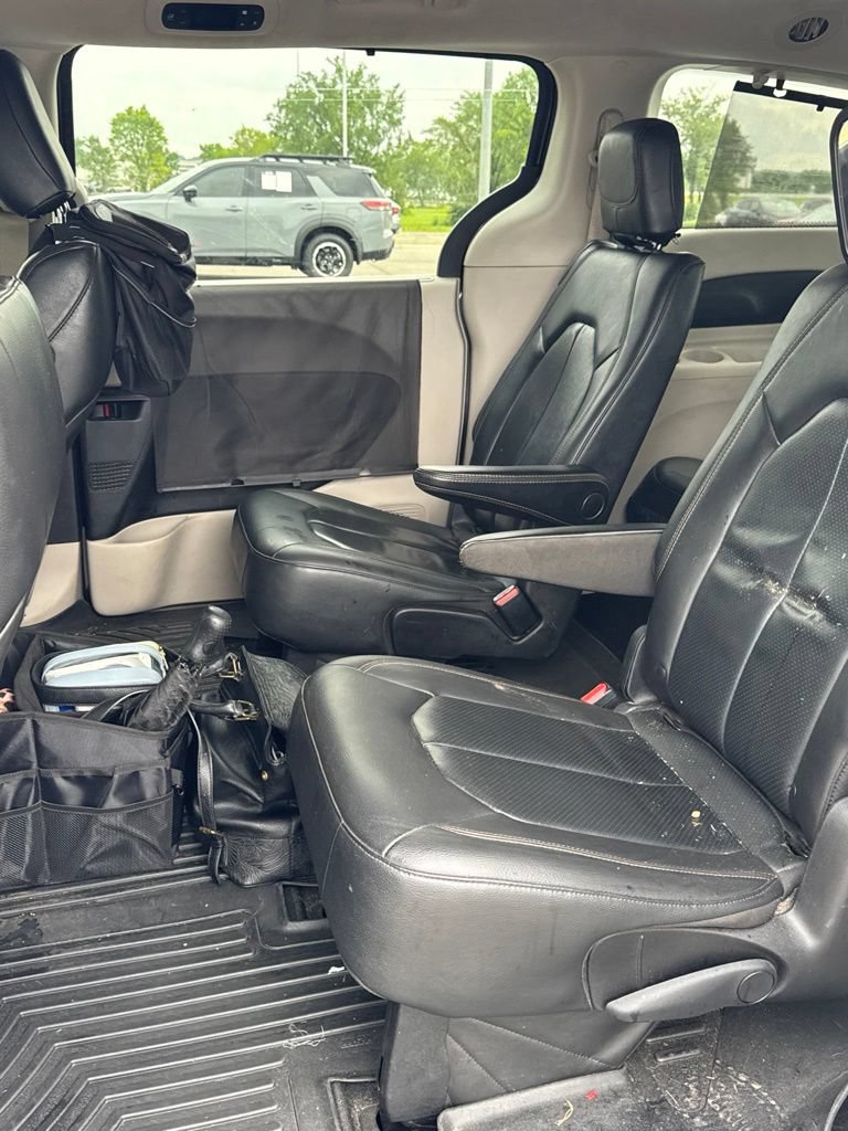 Used 2020 Chrysler Pacifica Touring-L FWD image 11